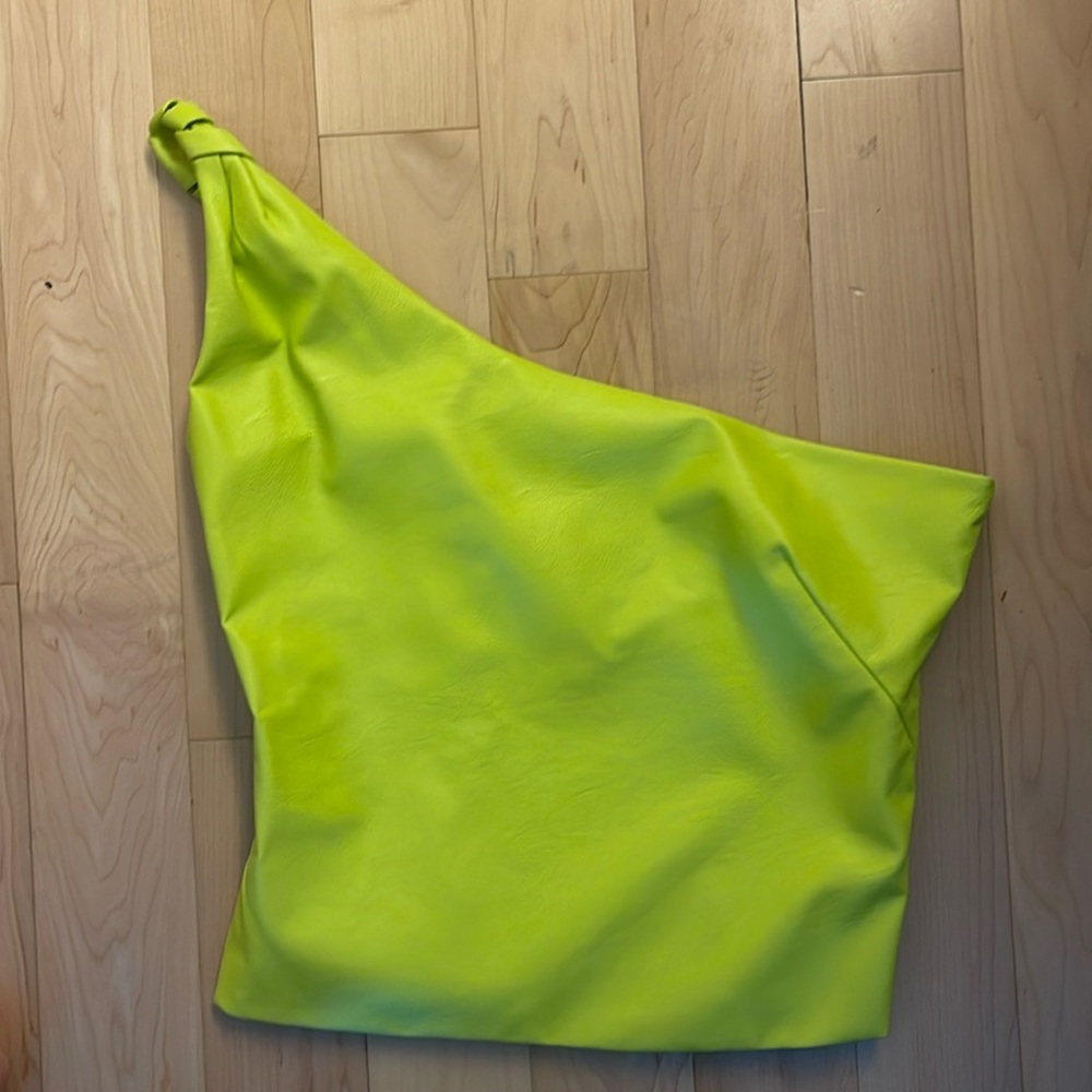 The bar size medium twist top leather